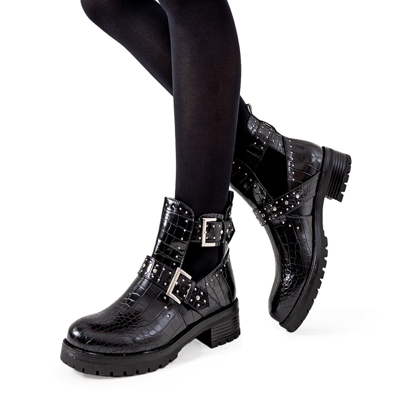 Bijele čizme s izrezima od Rolen crno