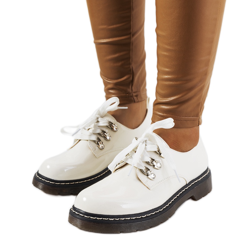 Bijele lakirane cipele od Kristine bijela