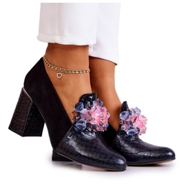 Suede pumpe od zmijske kože na crnom kauču crna