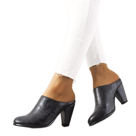 Crne papuče na postaji Plotkina crna