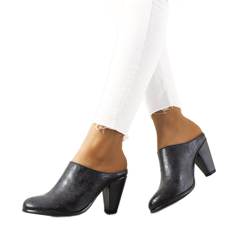 Crne papuče na postaji Plotkina crno