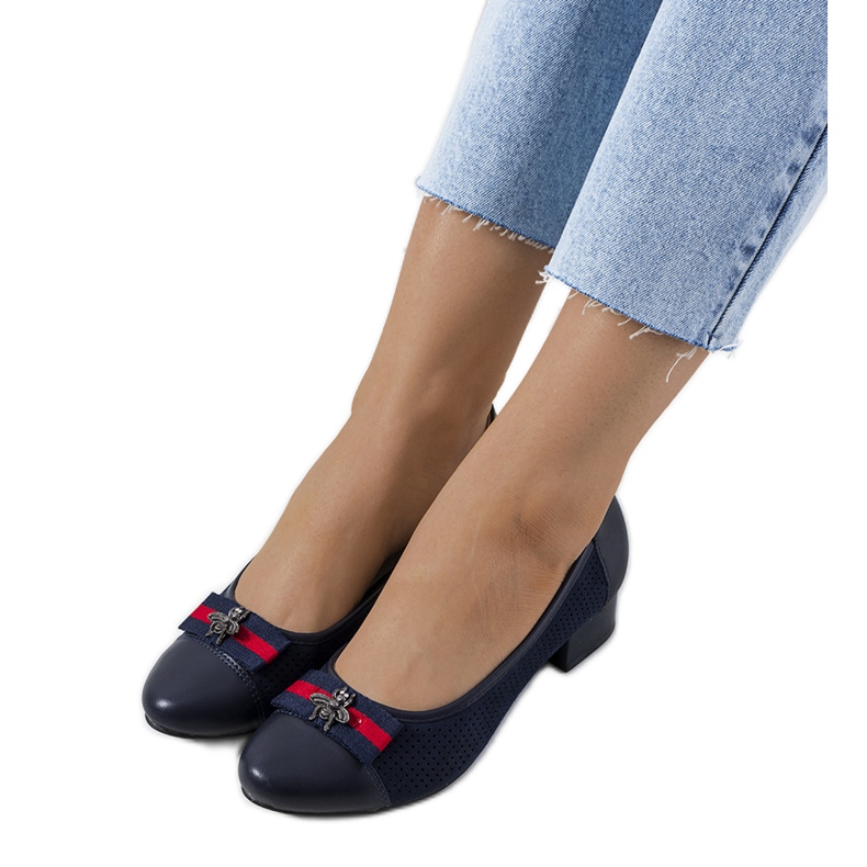 Seema tamnoplave ažurne pumpice plava