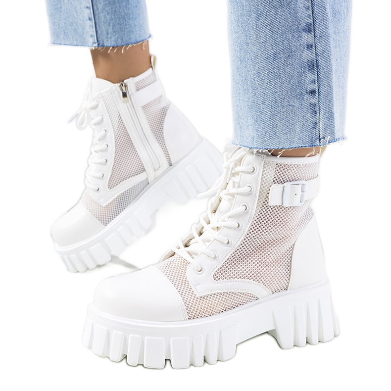 Bijele čizme s ažurnim potts gornjim dijelom bijela