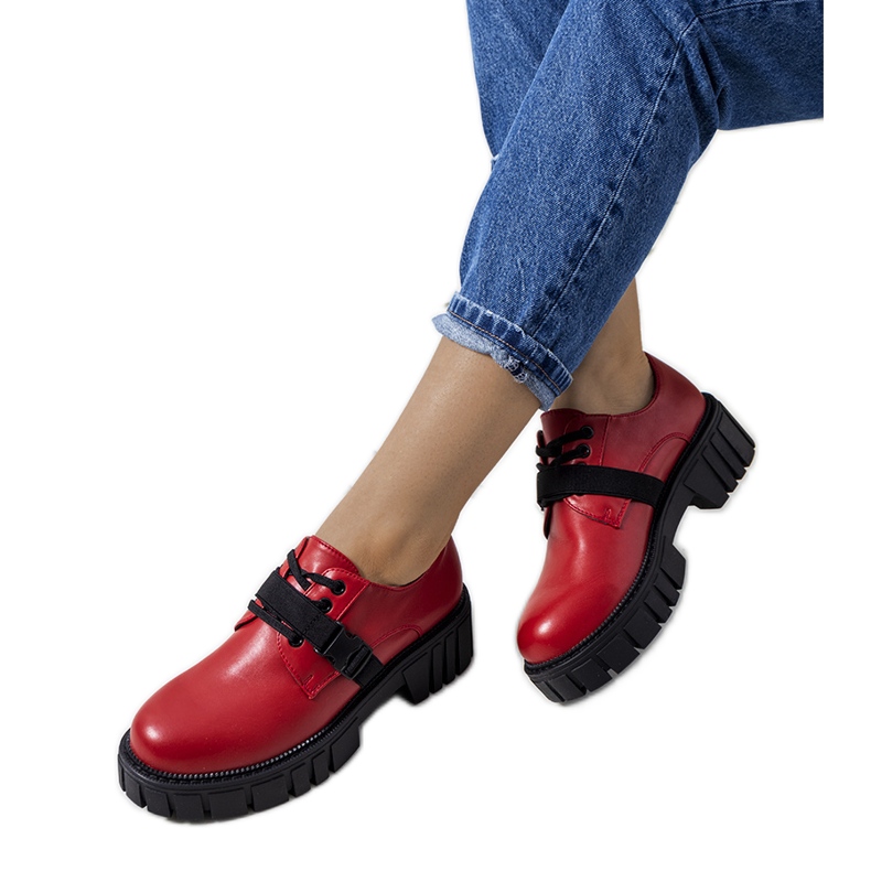 Crvene cipele na traktorskom potplatu Marike crvena