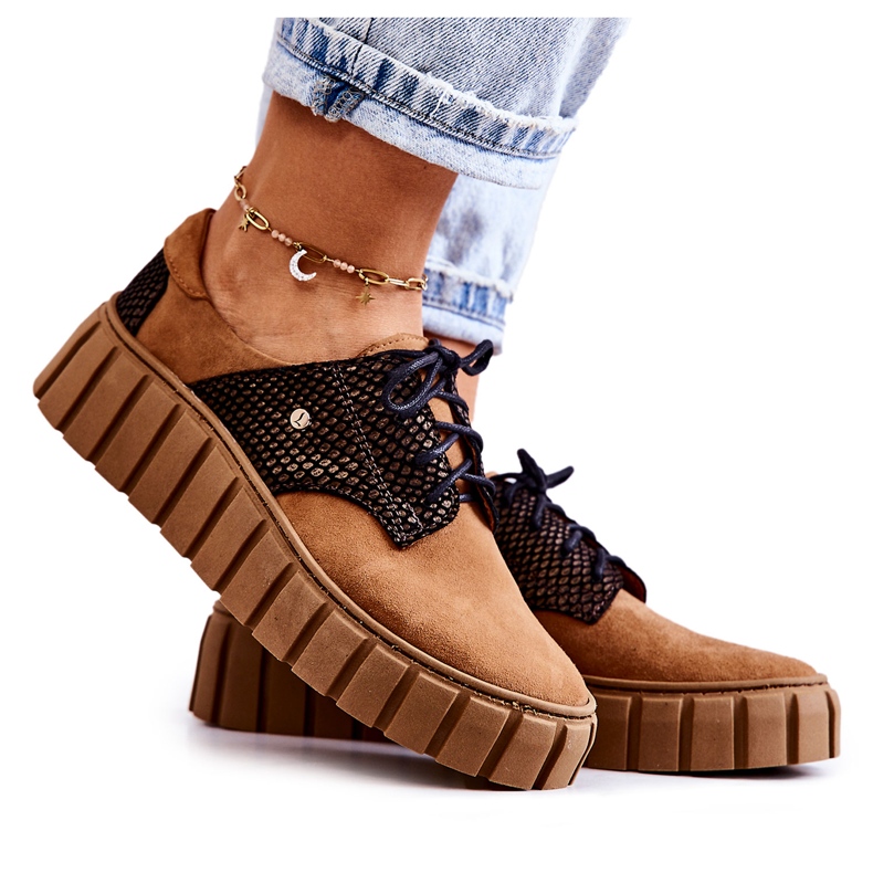 Antilop cipele na smeđoj platformi za hipnozu smeđa