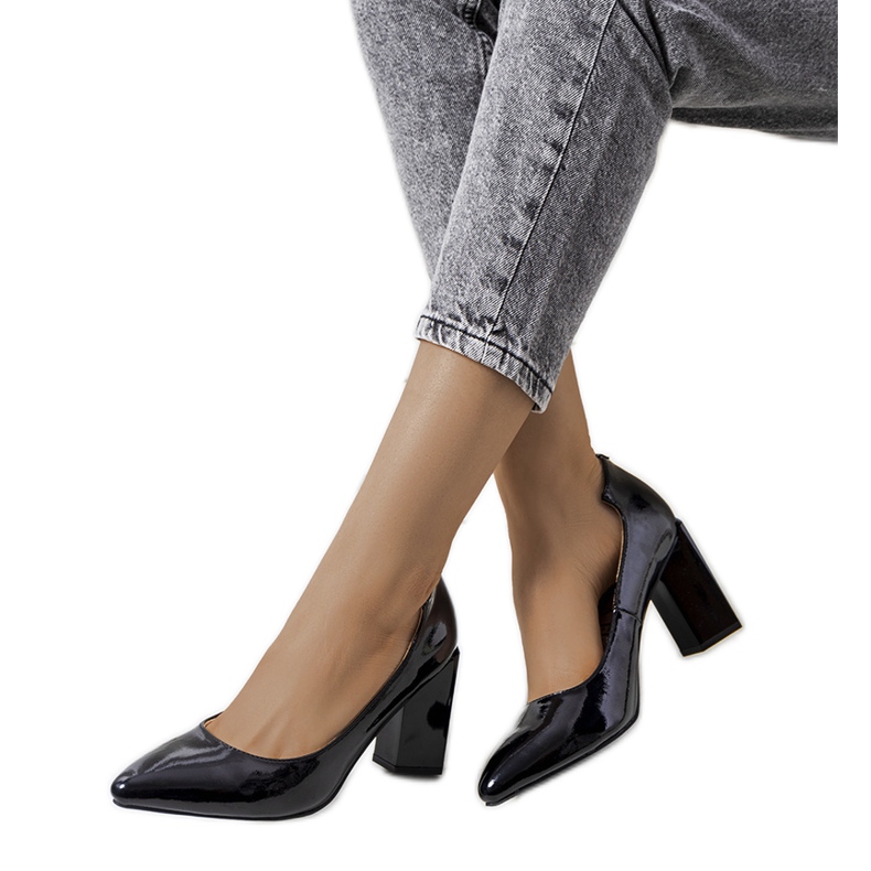 Crno lakirane pumpice na Shannen postu