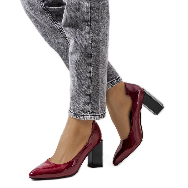 Crvene lakirane pumpice na Shannen postu crvena raznobojna