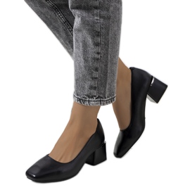 Crne pumpice na stupu Hanae crna