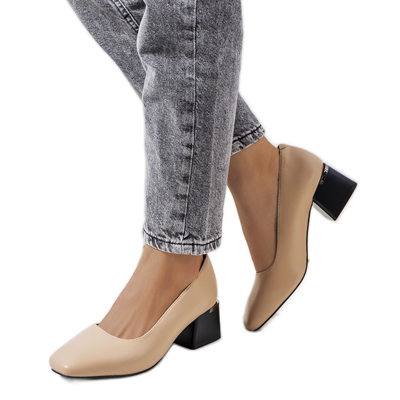 Kožne bež pumpice na stupu Vasila