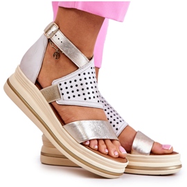 Kožne sandale na klin Maciejka 05356-25 Bež i zlatne boje zlatni