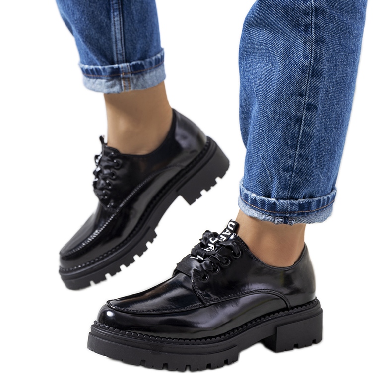 Crne lakirane cipele iz Aike crno