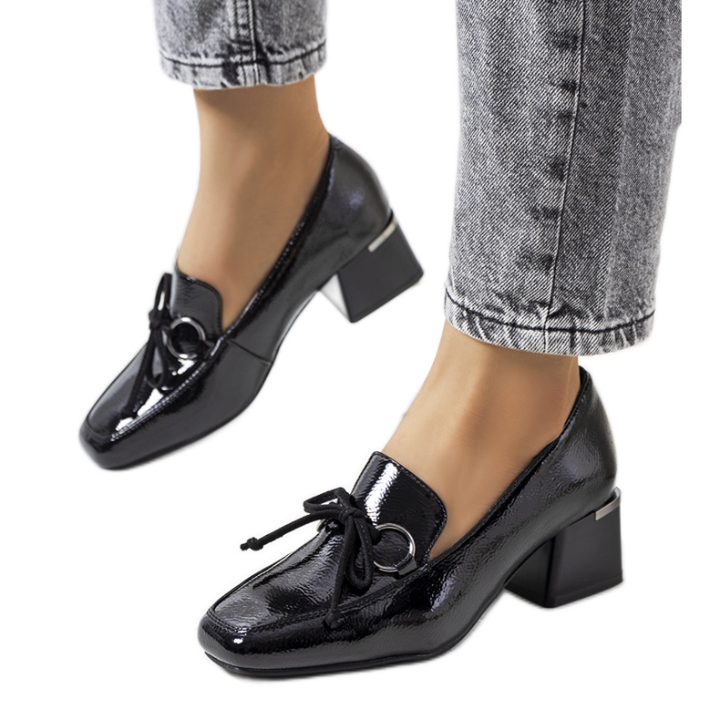 Crne lakirane cipele s visokom potpeticom iz Monisha crno