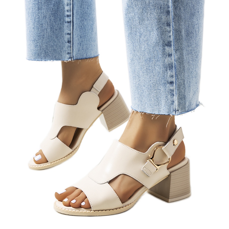 Bež sandale na Lamia stupu