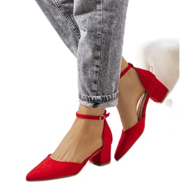 Crvene pumpice na Annely postu crvena