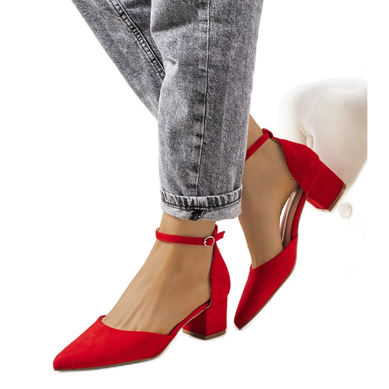 Crvene pumpice na Annely postu crvena