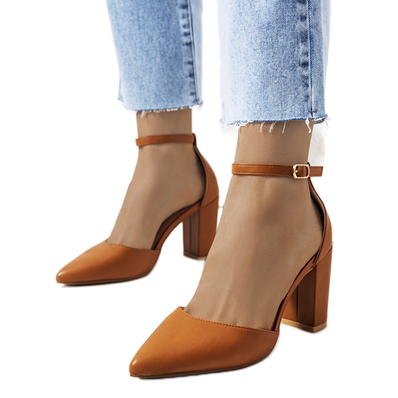 Camel pumpe na stupu Jorine smeđa