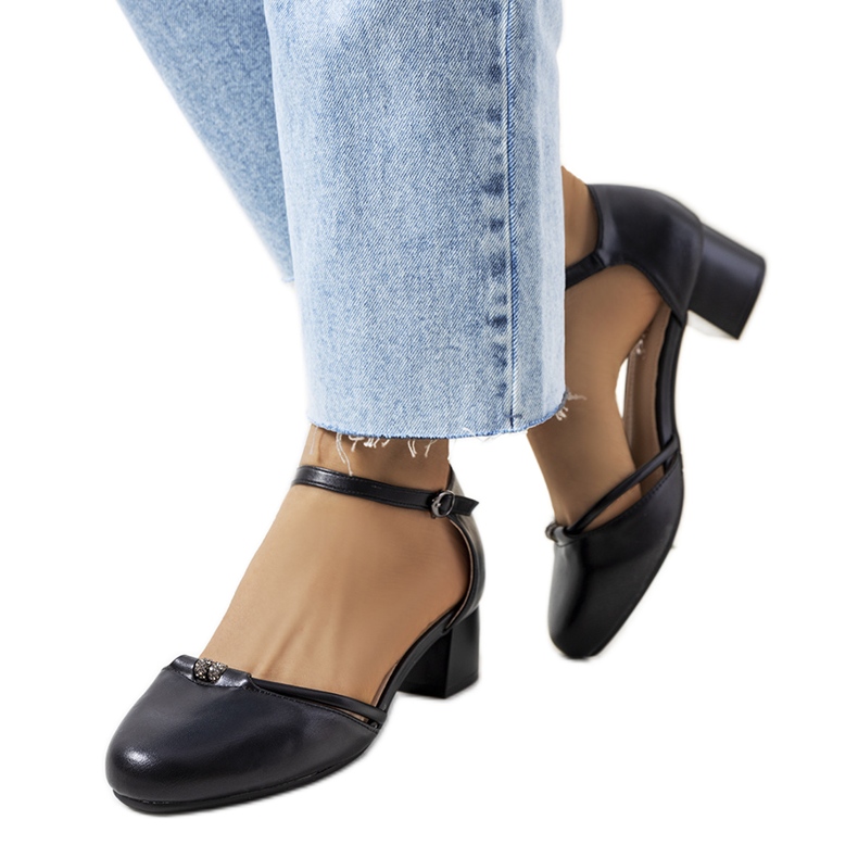 Crne pumpice na niskom Lynden stupu crno