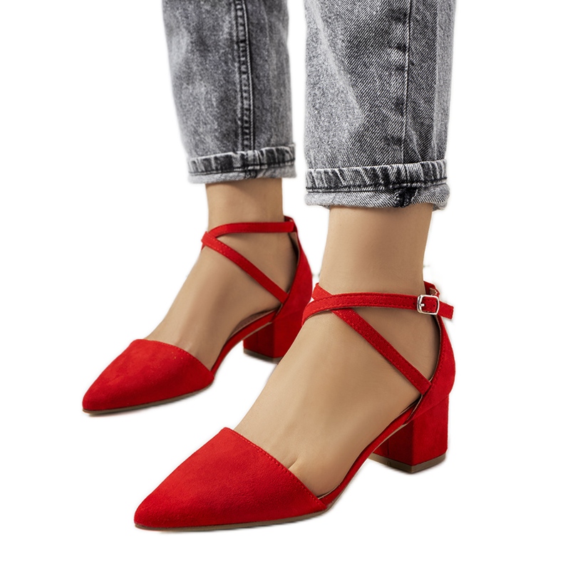 Crvene pumpice na Hyde postu crvena