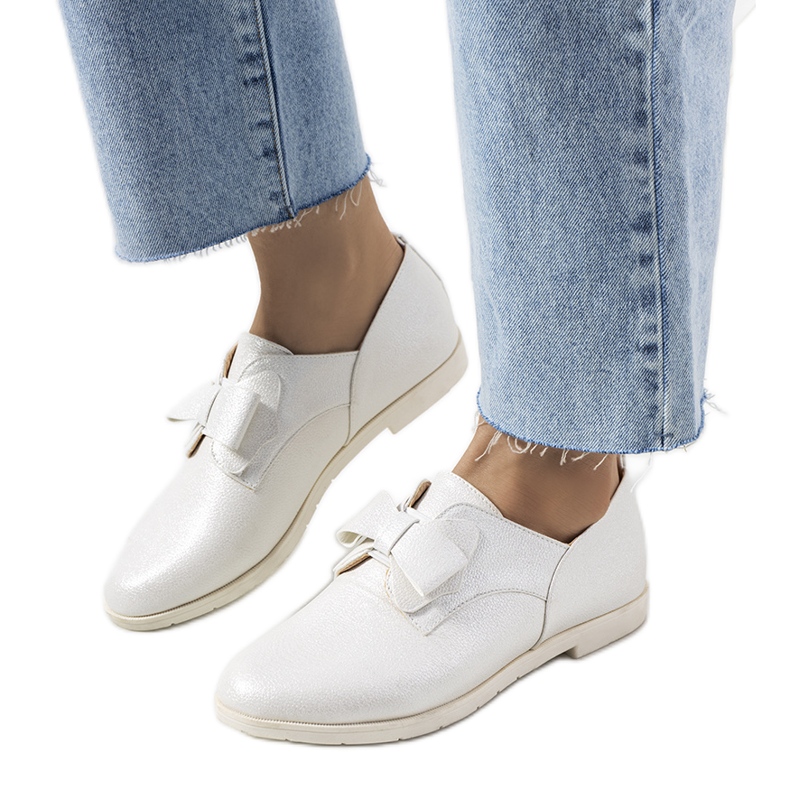 Bijeli brogovi s Korner mašnom bijela