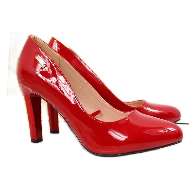 Crvene pumpice lakirane na stupu Sergio Leone crvena