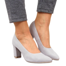 Pumpe na sivom Monique postu višebojan siva