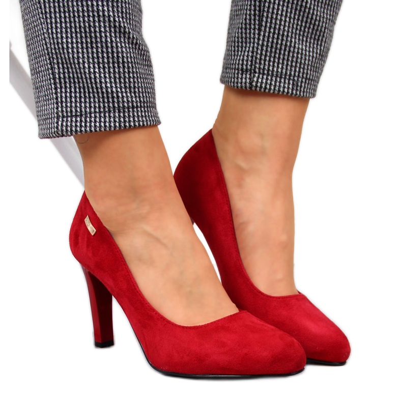 Pumpe na crvenom stupu od antilopa Sergio Leone crvena