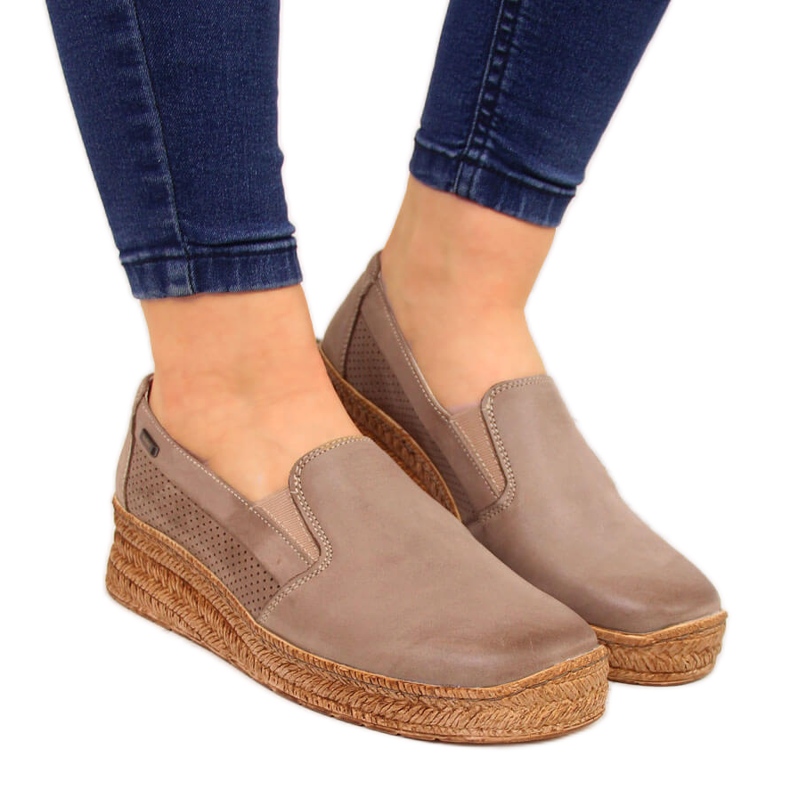 Kožne ženske cipele s bež klin Helios 350