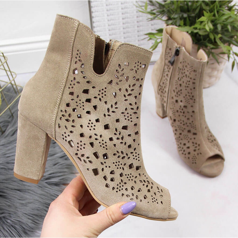 Ženske ažurne kožne čizme na Juma bež stupu