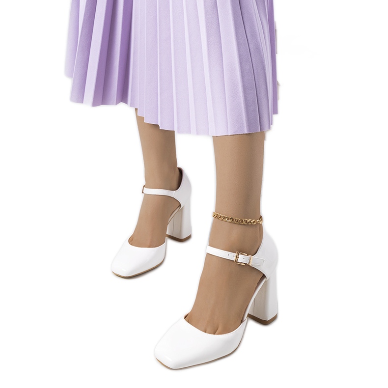 Bijele pumpice na Clementovom stupu bijela