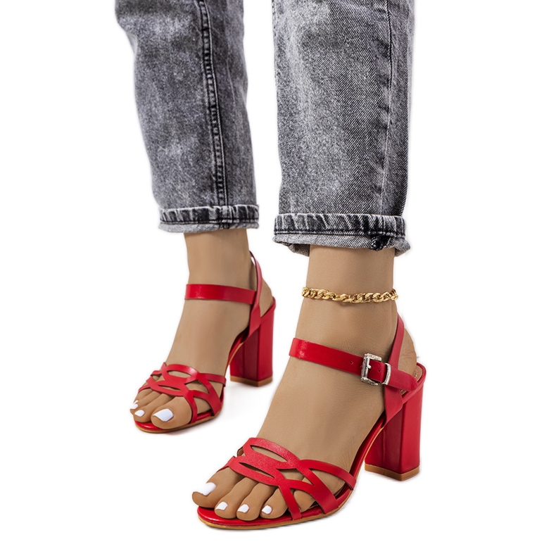 Crvene sandale na Dolling stupu crvena