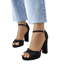 Crne sandale na stupu Larana crna