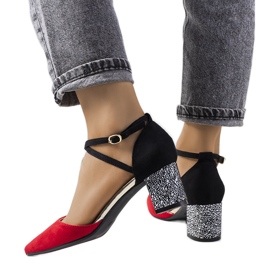 Crvene i crne pumpice na Kittie postu crna crvena