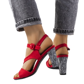 Crvene sandale na Murdockovom stupu crvena