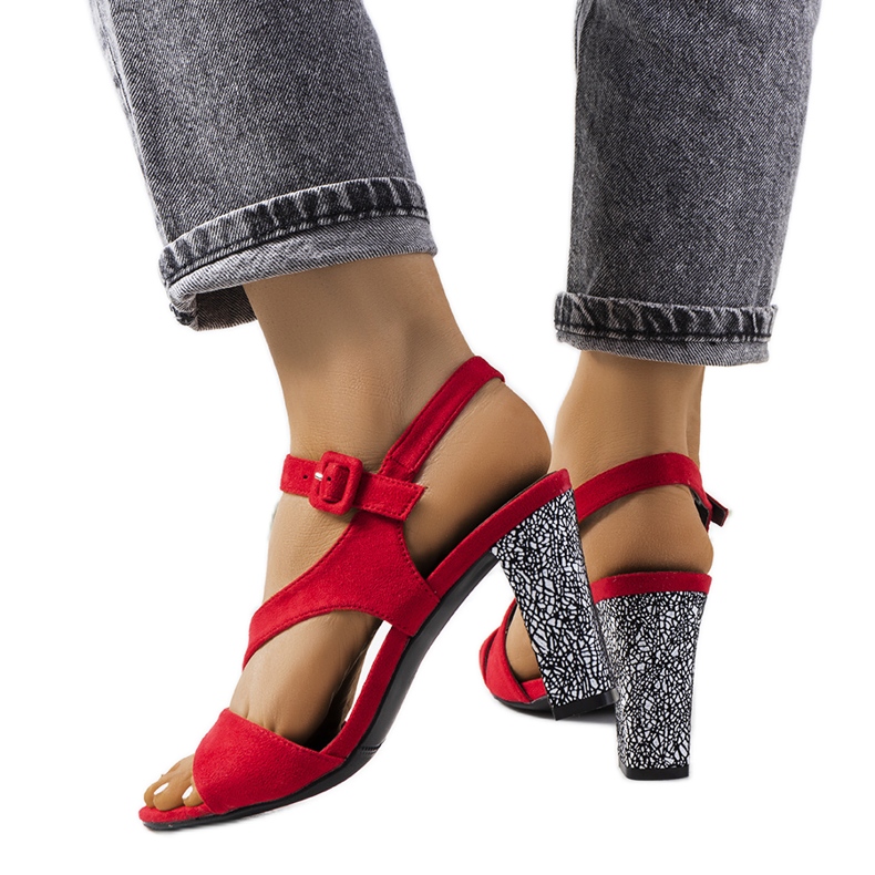 Crvene sandale na Murdockovom stupu crvena