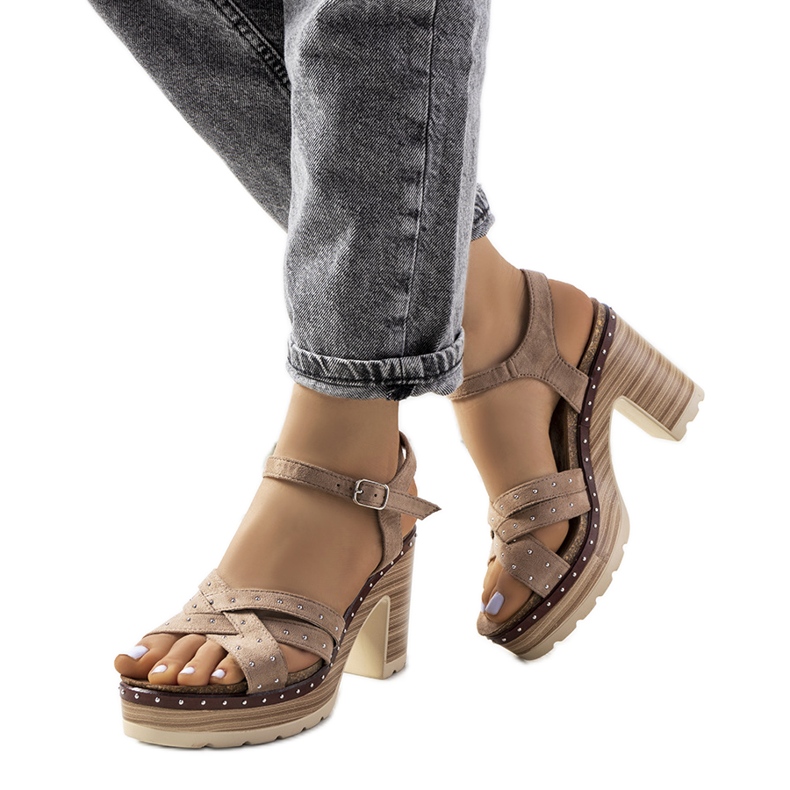 Bež sandale na Siedovom stupu