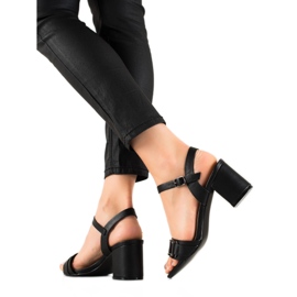 Cm Paris Sandale s ukrasnom kopčom crna