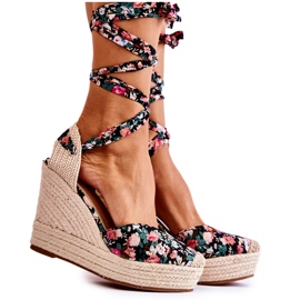 FB2 Modne sandale na klin crne lamele crna višebojan