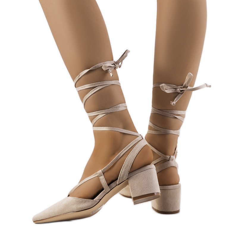 Bež pumpice na vezice na Victoris stupcu