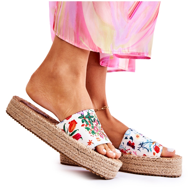 FS3 Japanke na platformi s bijelim cvjetovima malije bijela