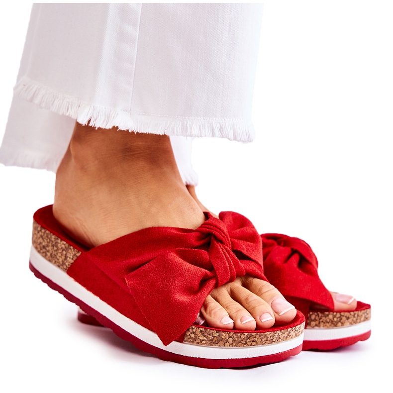 PG1 Japanke na tako udobnoj crvenoj platformi crvena