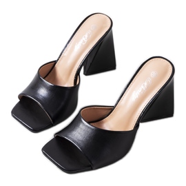 Crne papuče na postu Istila crna