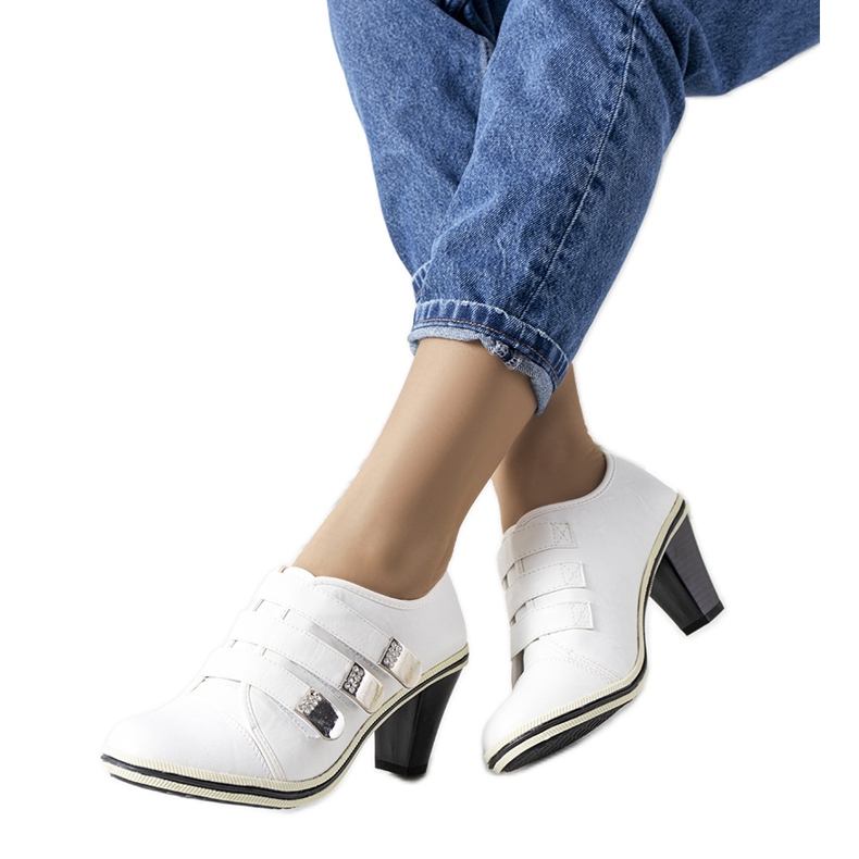 Bijele cipele na Payla stubu bijela