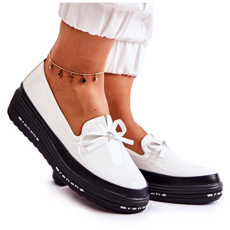 Vinceza Ženske lakirane mokasine na klin s bijelim volanima bijela