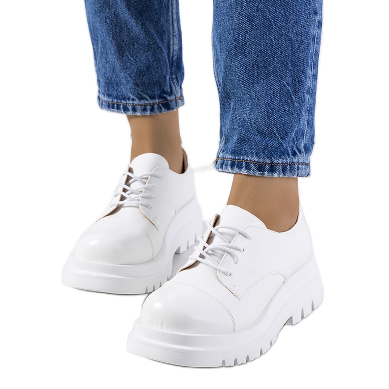 Bijele cipele na traktorskom potplatu iz Henta bijela