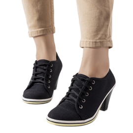 Crne brogove na Belisle stubu crno