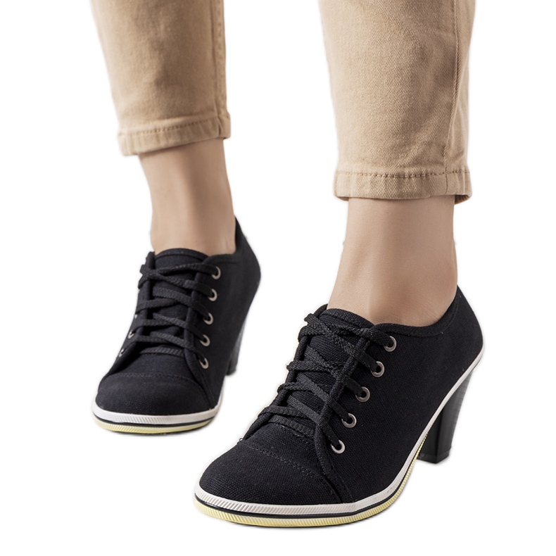 Crne brogove na Belisle stubu crno