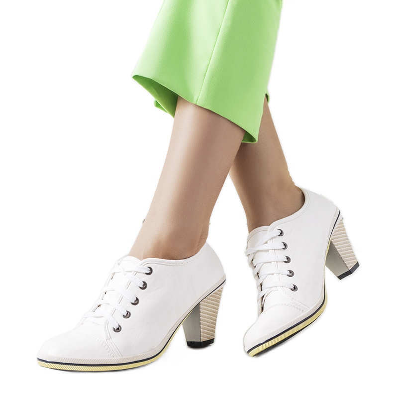 Bijeli brogovi na Belisle stubu bijela