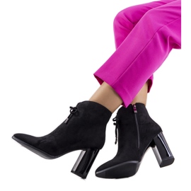 Crne čizme na stupu Deti crno