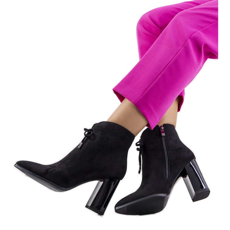 Crne čizme na stupu Deti crno