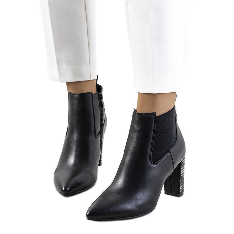 BM Crne gležnjače na stupu Rochdale crno